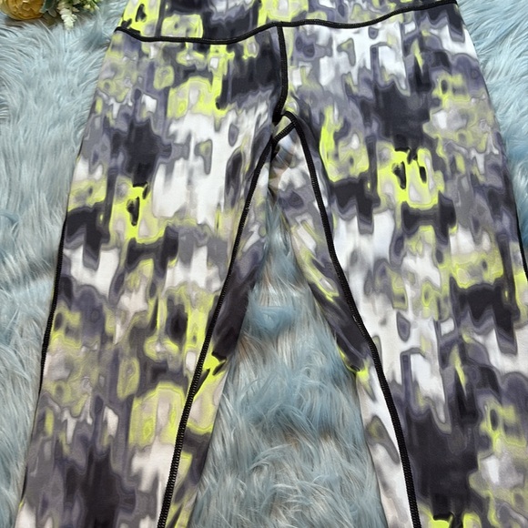 Zella Live in Blur Multi Color Capri Leggings sz S - Picture 3 of 8